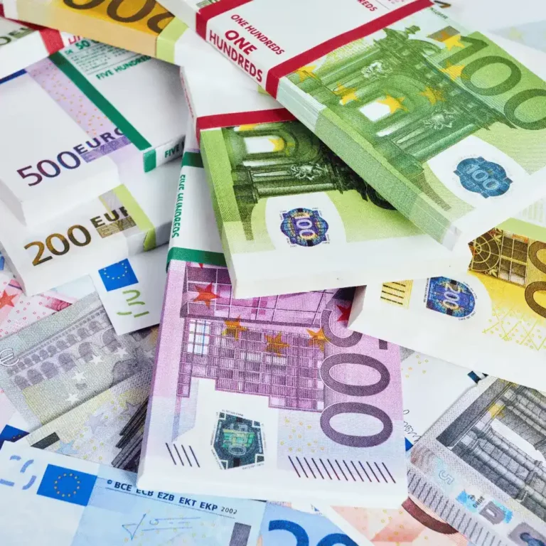 Strona Główna 25 Stos Banknotów sugerujący wypłatę środków po udzielonych Kredyty w Niemczech